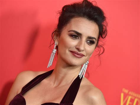 penelope cruz donatella versace acento|Los británicos se enfadan al oír a Penélope Cruz tratando de .